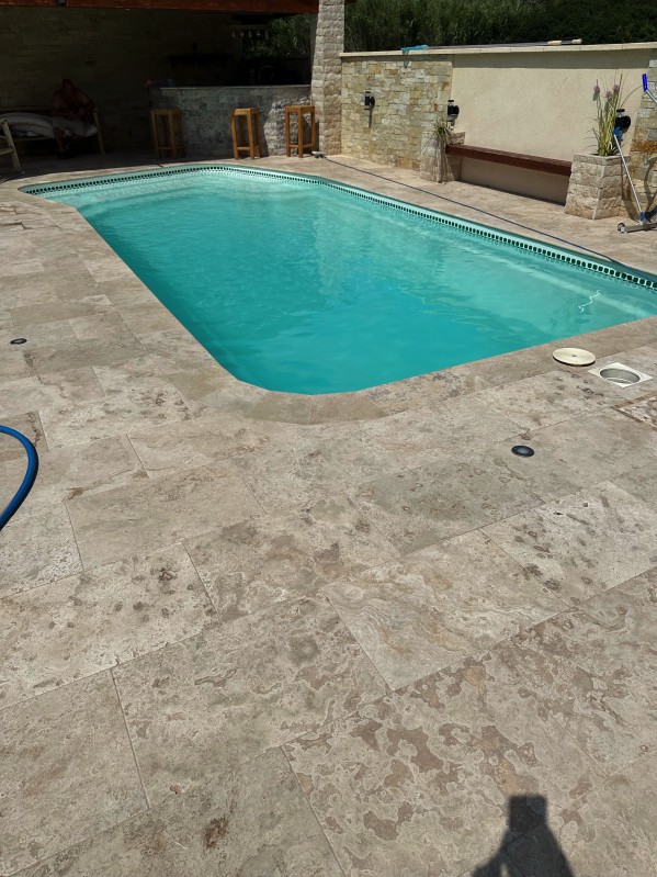 nettoyage de dalle en toute matière autour de piscine à Marseille 13013 dans les bouches du Rhône 